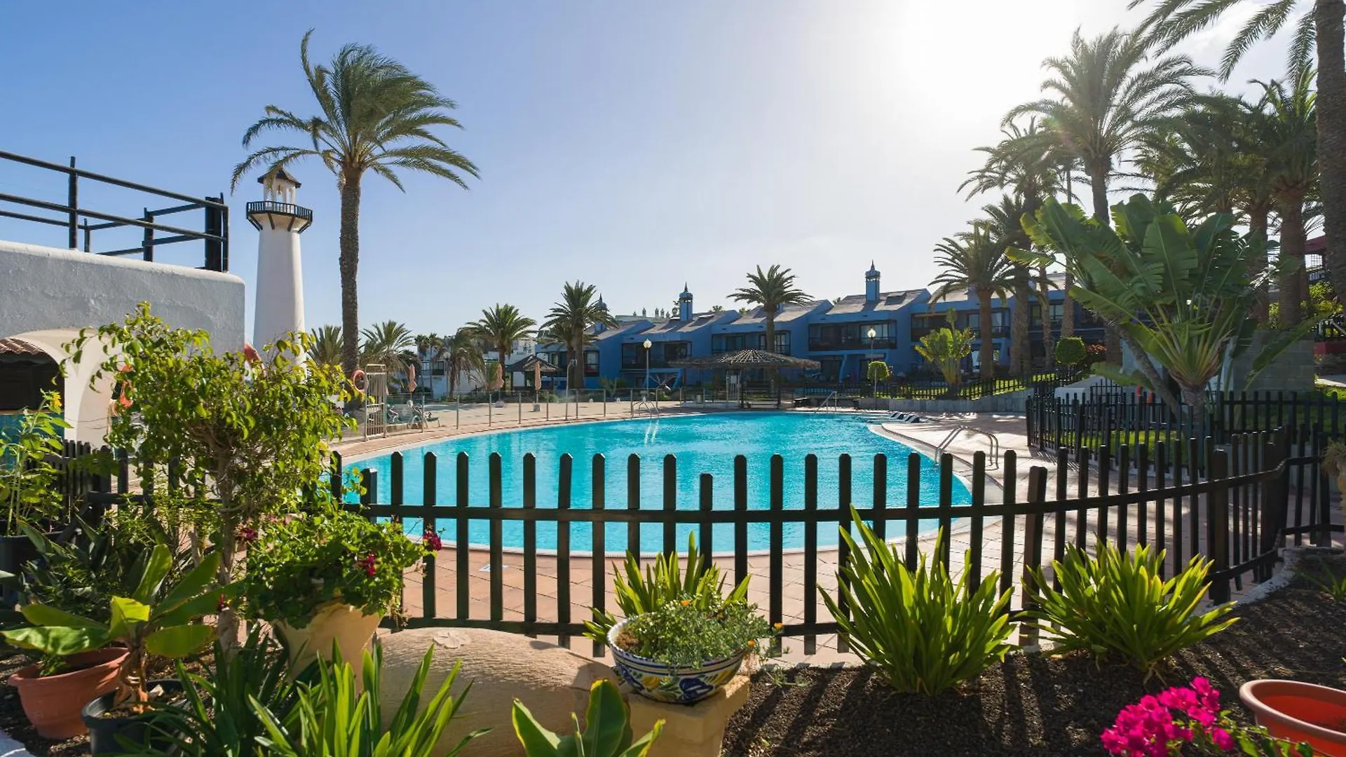Amazing 3 Bedroom Next To The Beach contacts